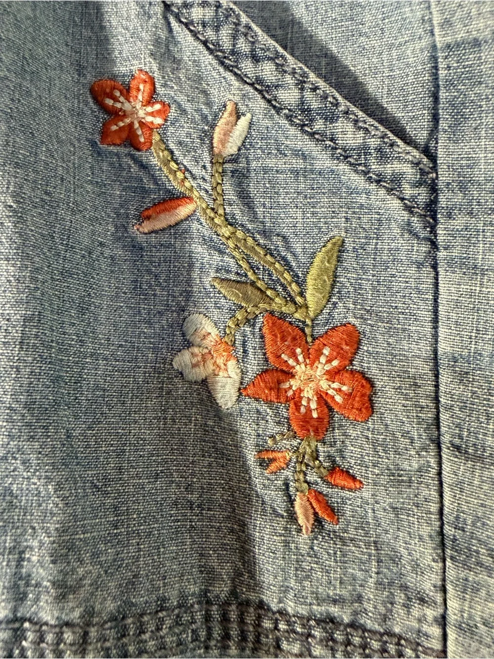 St. John’s Bay Embroidered Chambray Bermuda Shorts Women’s Size 12 Floral - Picture 3 of 9